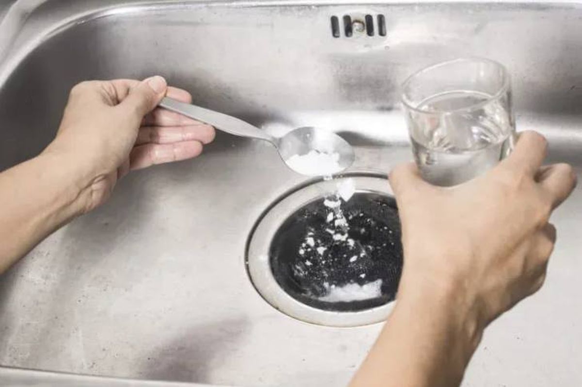 Para eliminar por completo el mal olor que sale de las cañerías prueba con este truco casero de limpieza. Para eliminar por completo el mal olor que sale de las cañerías prueba con este truco casero de limpieza.