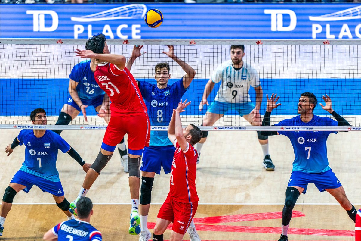 Loser en el centro del bloqueo argentino ante Francia en la VNL. Loser en el centro del bloqueo argentino ante Francia en la VNL.