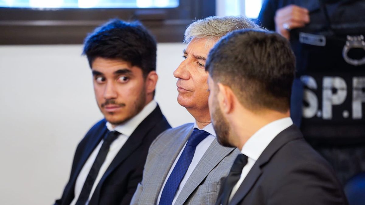 El ex juez federal Walter Bento junto a sus hijos mientras se desarrolló el juicio en el que terminaron condenados. El ex juez federal Walter Bento junto a sus hijos mientras se desarrolló el juicio en el que terminaron condenados.