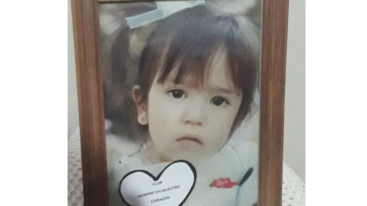 Esta imagen está colocada en un portarretratos sobre una mesita, en la habitación de la niña. De todas las fotos que tienen, esta es en la que más pequeña sale