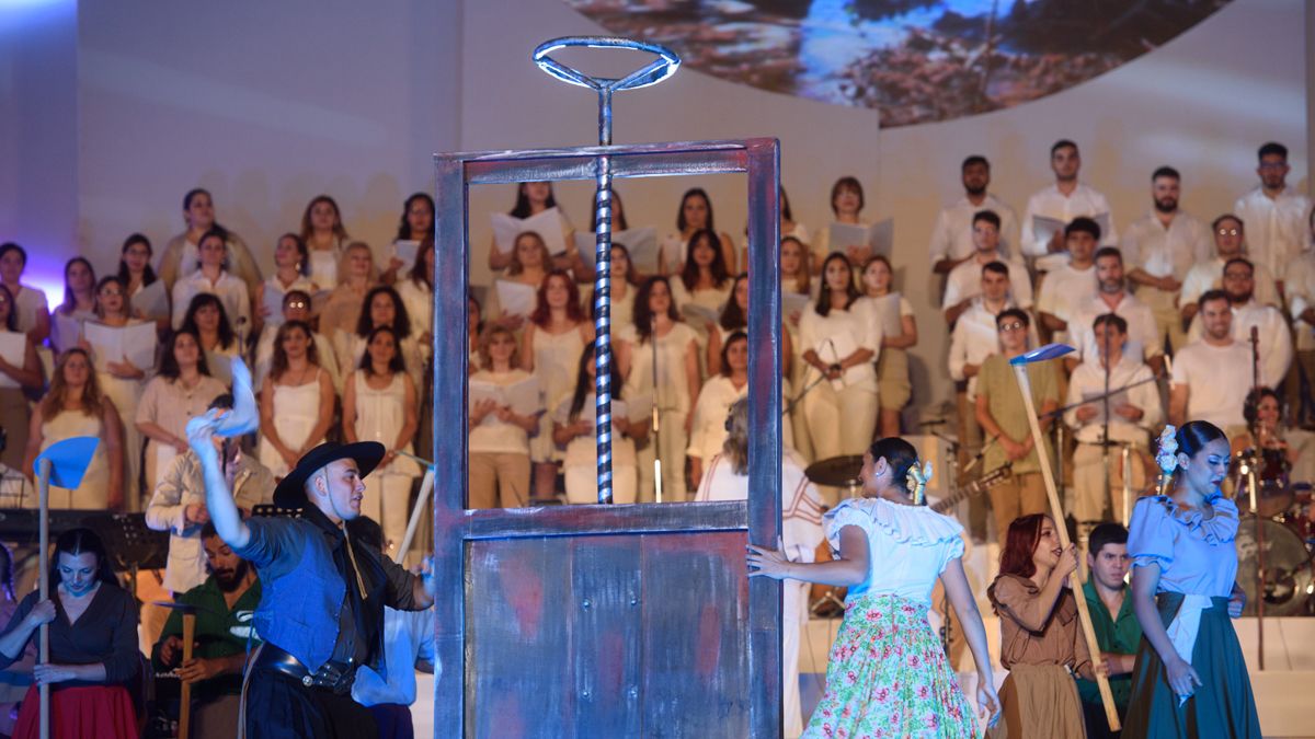 Con el golpe de reja, el gobernador Rodolfo Suarez inició los actos oficiales de la Vendimia 2022