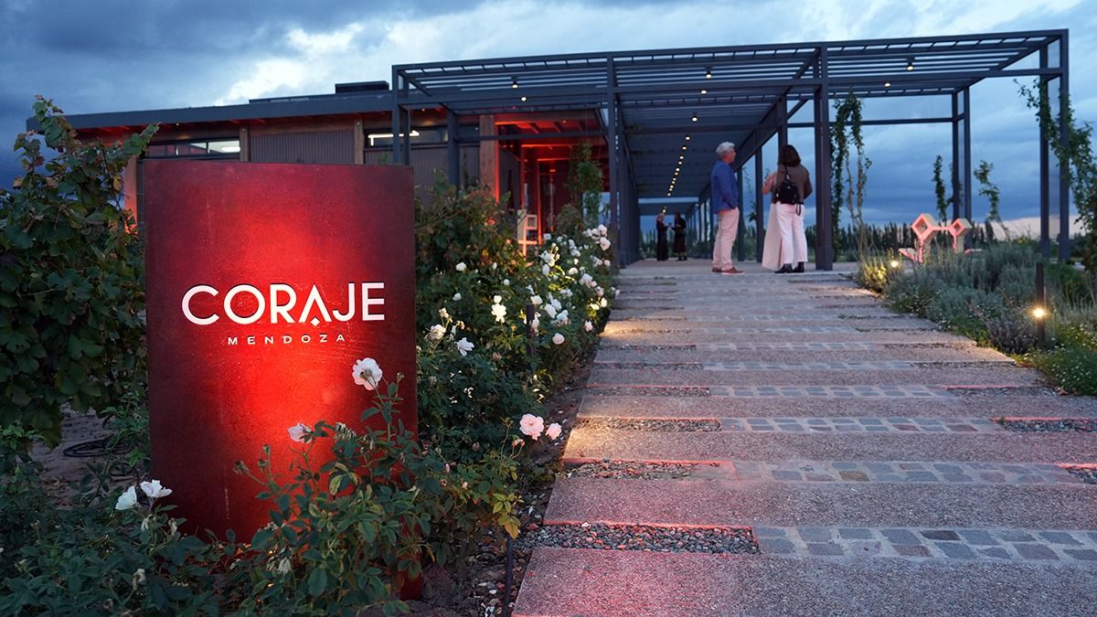  El restaurante Coraje Mendoza forma parte de un proyecto familiar de enoturismo que tienen Agustina Gandolfo y Lautaro Martínez en Las Compuertas, Luján de Cuyo.