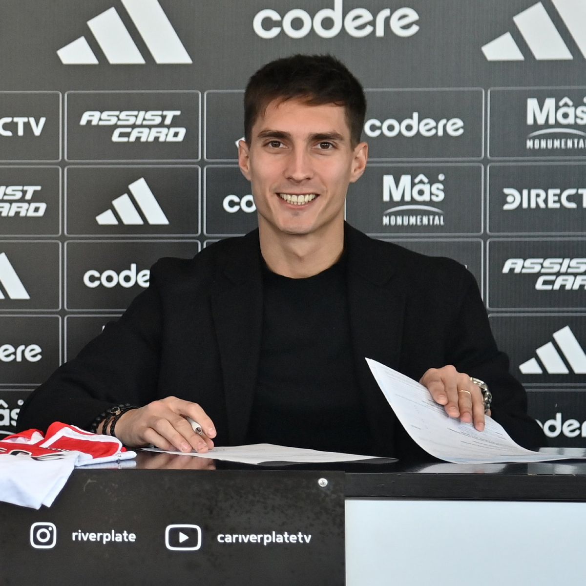 Federico Gattoni firmó su contrato con River y se puso a la ordenes de Martín Demichelis con el resto del plantel Millonario. Federico Gattoni firmó su contrato con River y se puso a la ordenes de Martín Demichelis con el resto del plantel Millonario.