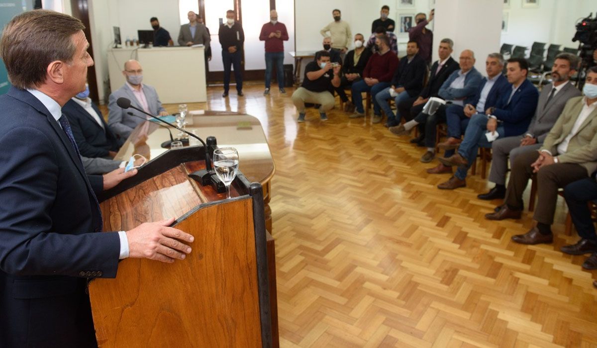 El gobernador presentó el progama de inversión productiva municipal que prevé financiar hasta el 50% de las obras que pretendan desarrollar los intendentes en sus comunas.