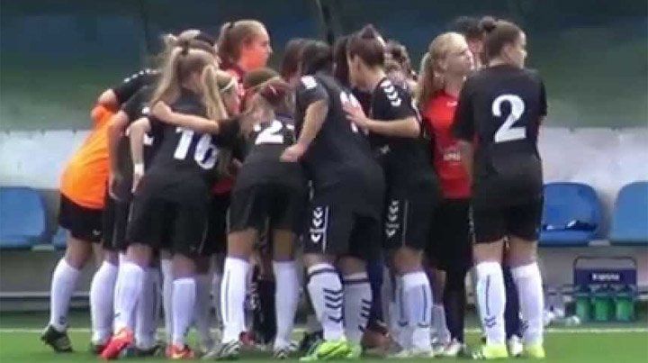 Indignante: una jugadora de fútbol fue filmada mientras se bañaba