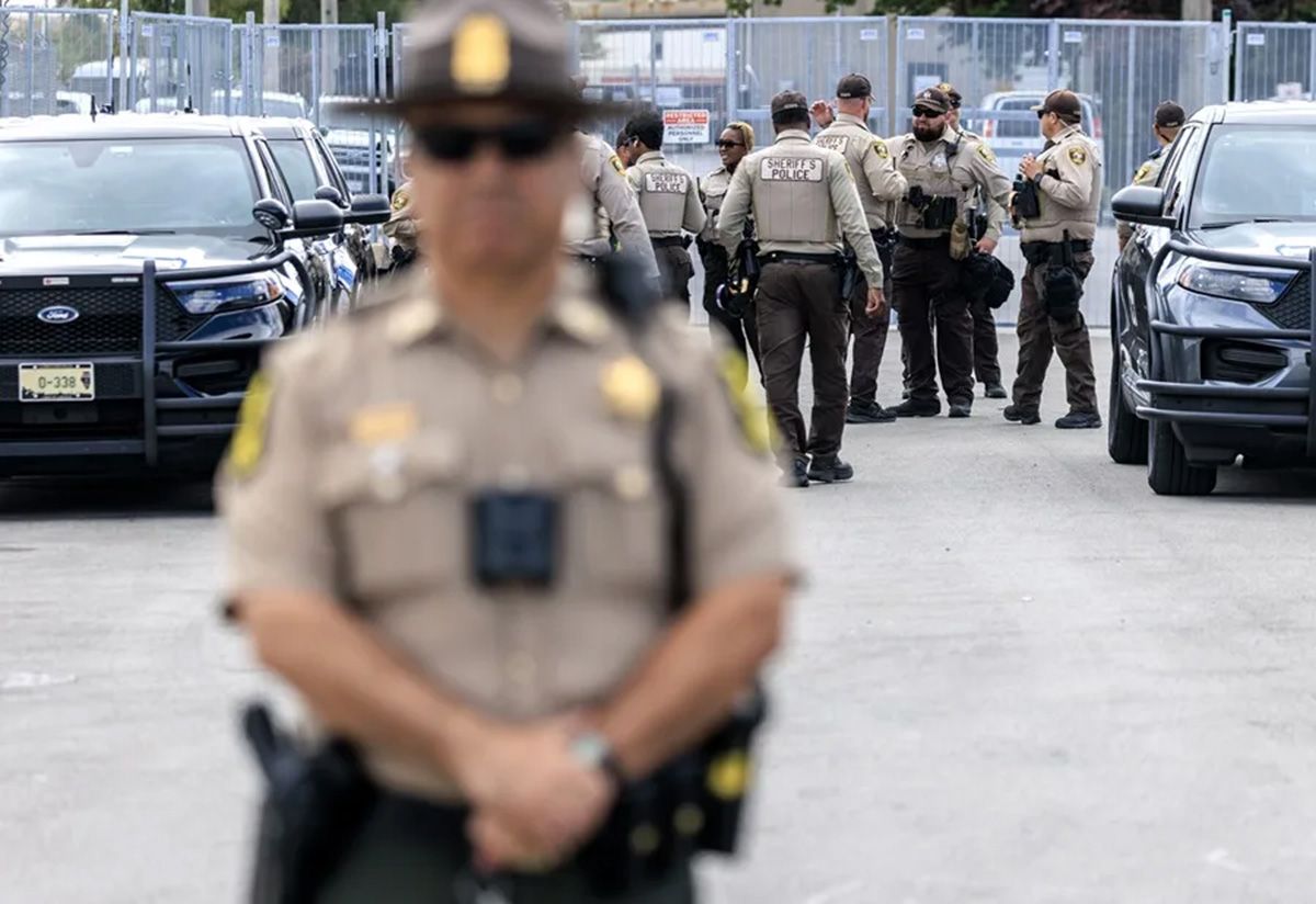 Agentes de policía montan guardia durante una manifestación frente a un centro de detención del ICE en Chicago, Estados Unidos. Crédito: EFE/EPA/Cristobal Herrera-Ulashkevich.