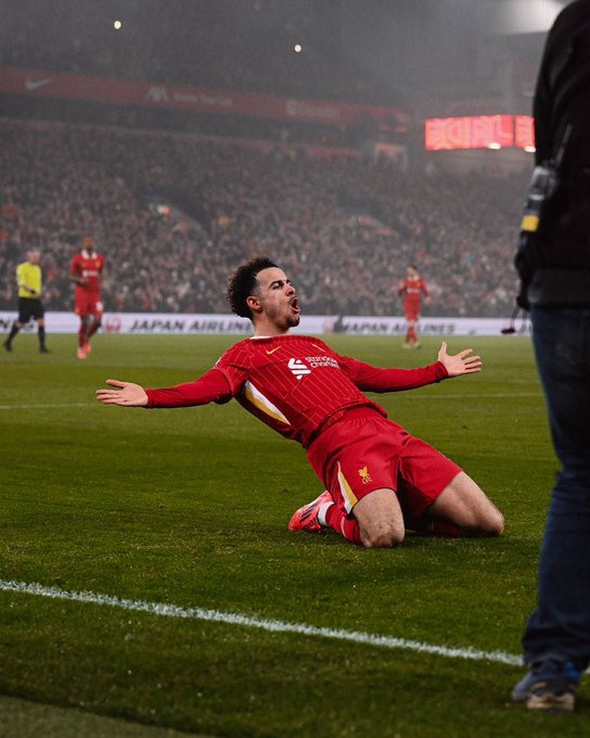 Liverpool lo perdía, pero lo dio vuelta y es más líder que nunca en la Premier League. Liverpool lo perdía, pero lo dio vuelta y es más líder que nunca en la Premier League.