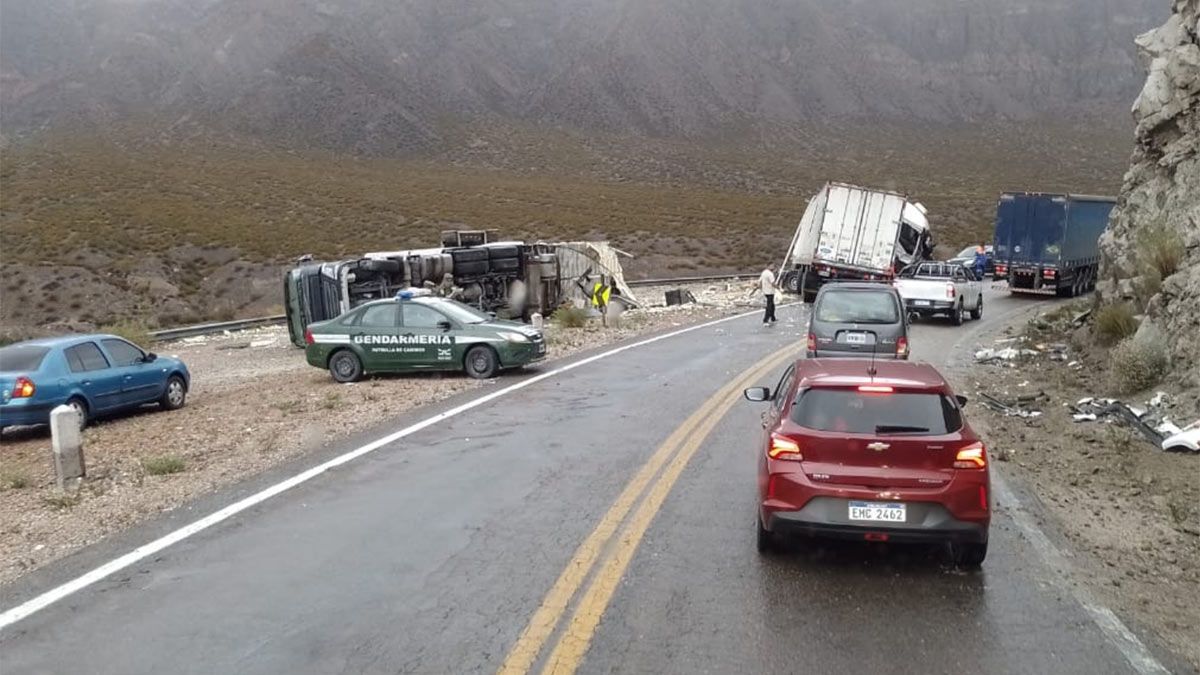 En la curva de Guido chocaron dos camiones de frente.&nbsp;