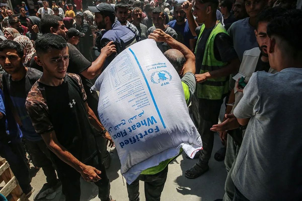 Un palestino carga un saco de ayuda humanitaria distribuido por el Programa Mundial de Alimentos distribuido por Estados Unidos e Israel en la ciudad de Gaza. Crédito: EFE/EPA/Mohammed Saber. Un palestino carga un saco de ayuda humanitaria distribuido por el Programa Mundial de Alimentos distribuido por Estados Unidos e Israel en la ciudad de Gaza. Crédito: EFE/EPA/Mohammed Saber.