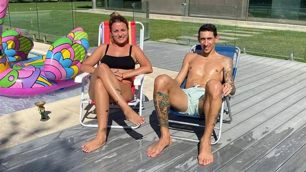 Ángel Di María posaba con su esposa en las vacaciones.