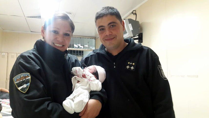 La historia de los policías que asistieron a la mujer que dio a luz a Quimey