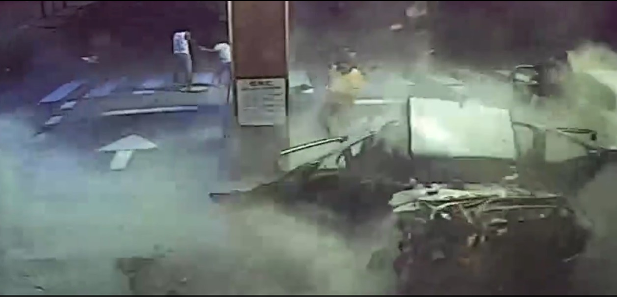 Explotó. Un auto estaba cargando gas en una estación de servicio en Salta y explotó. Explotó. Un auto estaba cargando gas en una estación de servicio en Salta y explotó.