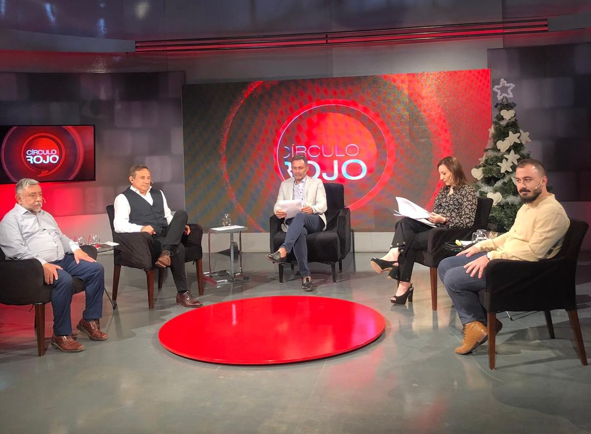 El economista Raúl Mercau y el economista&nbsp;Tomás Ametlla&nbsp;con el equipo de Círculo Rojo.