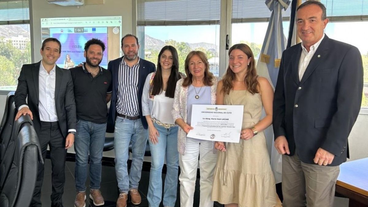 María José Laciar con su diploma junto a la rectora, Esther Sánchez, y al vicerrector, Gabriel Fidel, y personal del rectorado. Foto: Prensa UNCuyo