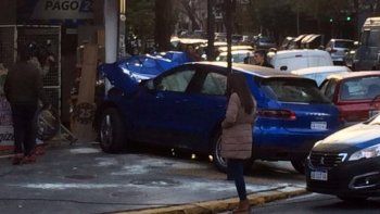 Tiene 15 años, manejaba con tres amigos y estrelló un Porsche contra un kiosco