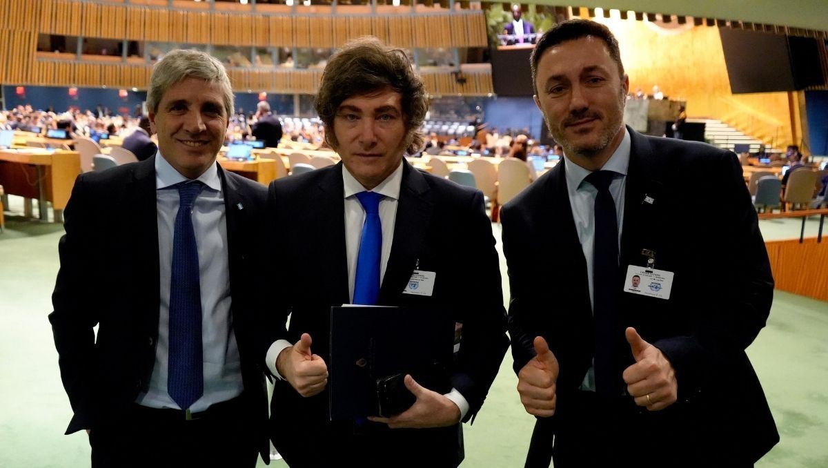 Los encuestadores locales perciben que en Mendoza la imagen de Javier Milei no cae, aún cuando sí cae la valoración de su gestión e incluso de sus ministros. Los encuestadores locales perciben que en Mendoza la imagen de Javier Milei no cae, aún cuando sí cae la valoración de su gestión e incluso de sus ministros.