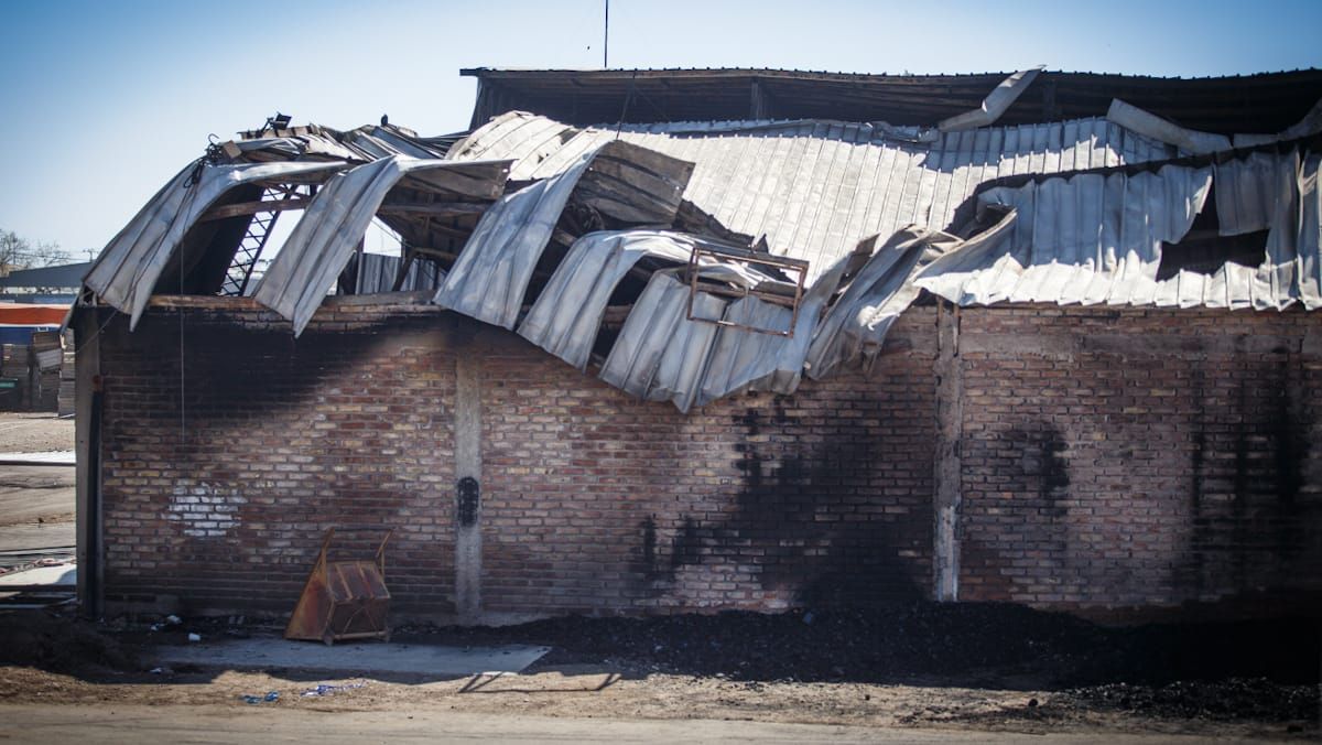 Los bomberos trabajaron durante más de 6 horas para contener el incendio y evitar que se extendiera. Los bomberos trabajaron durante más de 6 horas para contener el incendio y evitar que se extendiera.