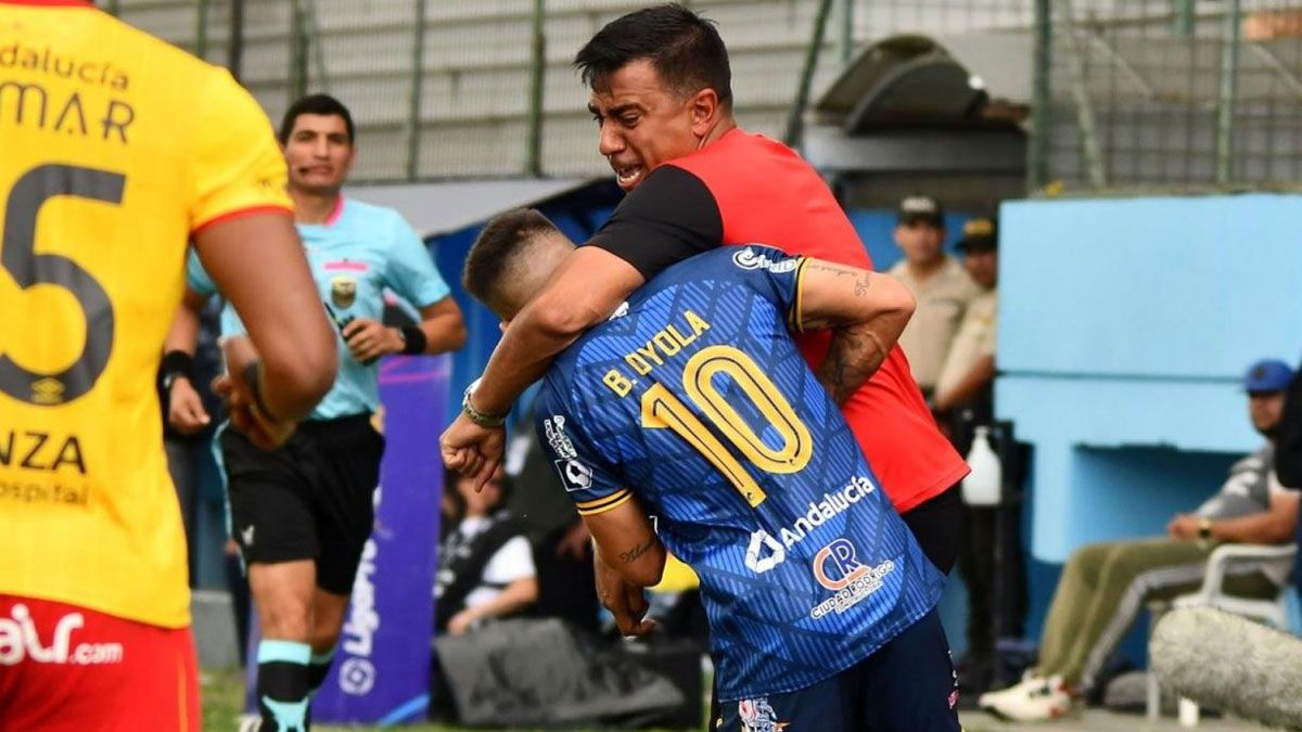 César Farías atacó a las piñas a dos jugadores argentinos.