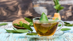 Relajante. Entre los beneficios que tiene el té de laurel es que es relajante y antiestrés.  Relajante. Entre los beneficios que tiene el té de laurel es que es relajante y antiestrés.