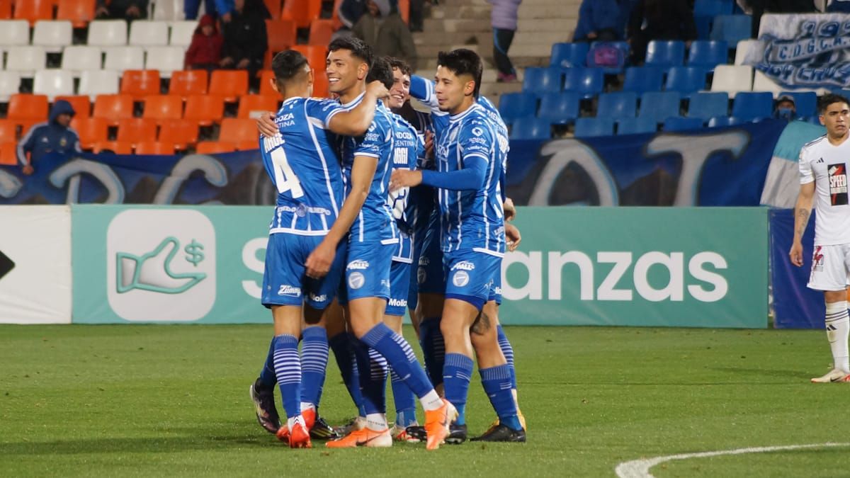 Altamira, Arce y el Indio Fernández celebran el último gol de la victoria de Godoy Cruz ante Riestra. Altamira, Arce y el Indio Fernández celebran el último gol de la victoria de Godoy Cruz ante Riestra. 