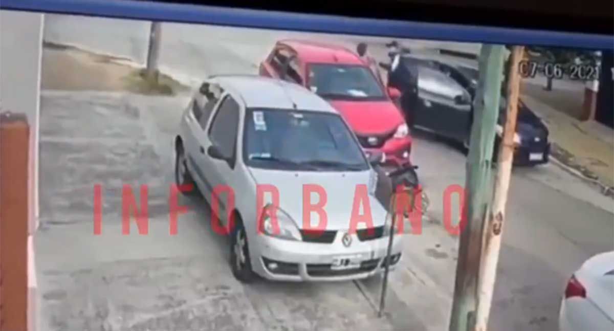 Madre e hija fueron asaltadas por dos delincuentes armados que les robaron el auto en la localidad bonaerense de Villa Madero en menos de 30 segundos.