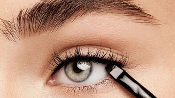 Adiós a los ojos pequeños: cómo agrandar la mirada con un sencillo truco de maquillaje Adiós a los ojos pequeños: cómo agrandar la mirada con un sencillo truco de maquillaje
