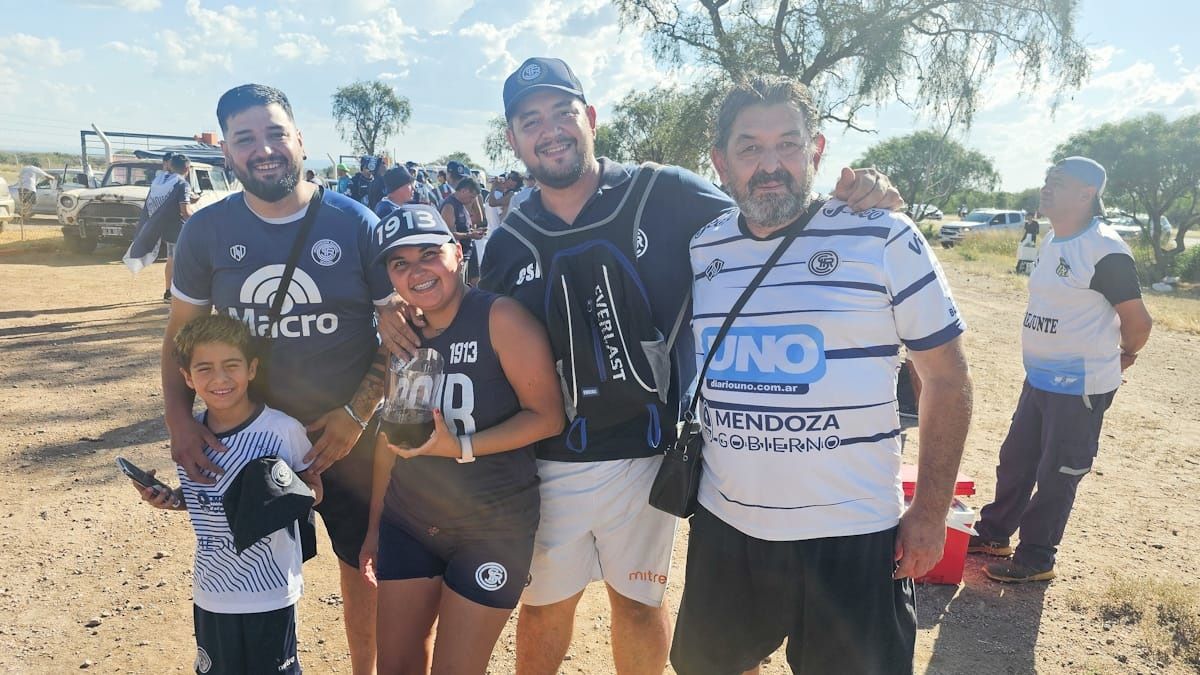 Muchos hinchas de la Lepra fueron a San Luis a ver al equipo de Martín Cicotello. Muchos hinchas de la Lepra fueron a San Luis a ver al equipo de Martín Cicotello.