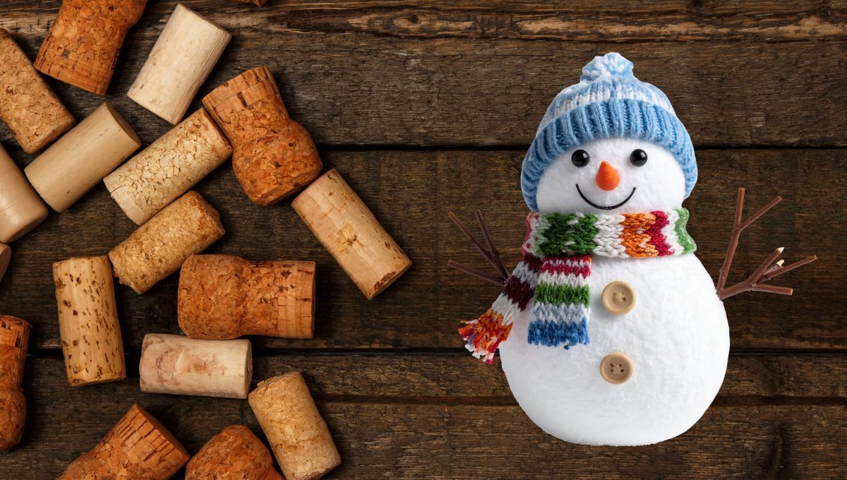 Con corchos de vino o champagne, crea hermosos muñecos de nieve para adornar el pinito de Navidad
