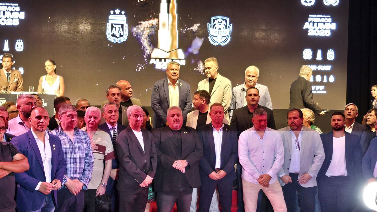 Tapia pos&oacute; acompa&ntilde;ado de numerosos dirigentes en los Premios Alumni.