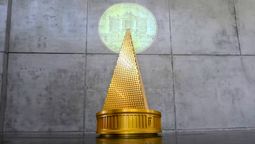 El árbol de Navidad más caro del planeta: está hecho con monedas de oro y vale millones de euros
