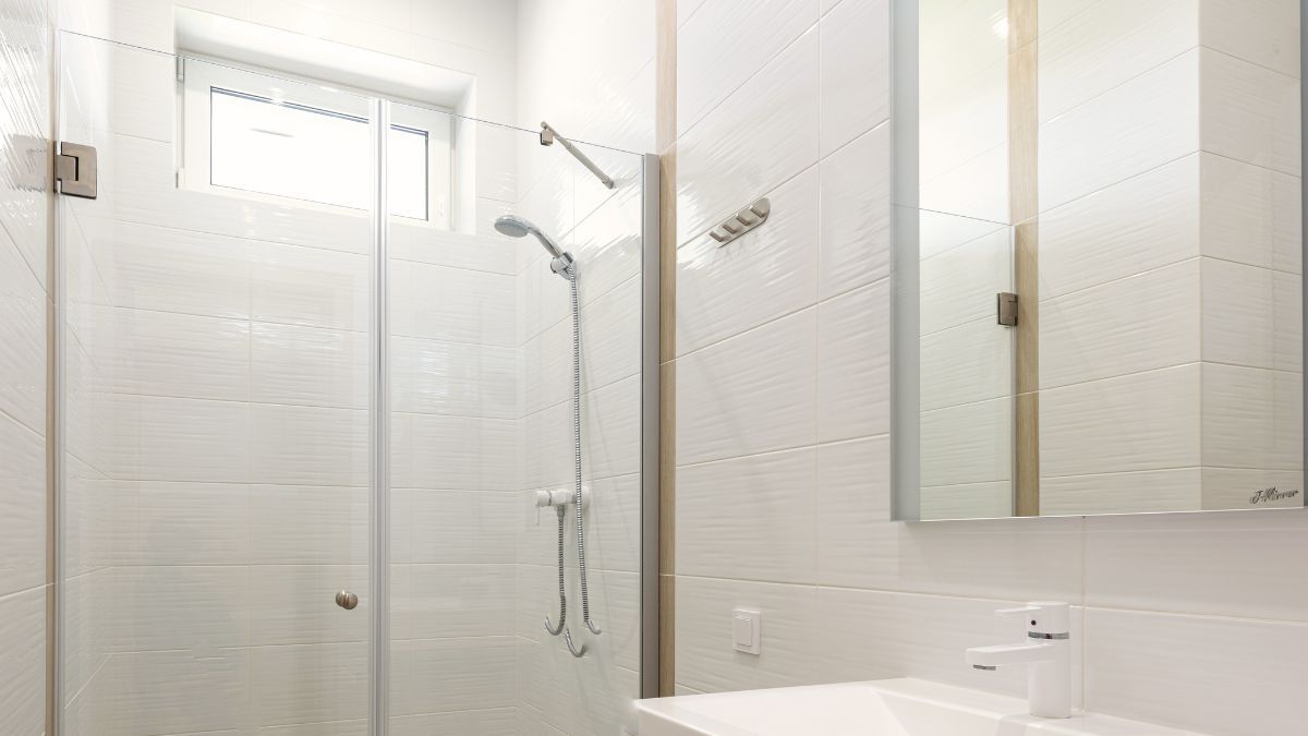 Limpia en profundidad la mampara de la ducha del baño con este efectivo y simple truco casero de limpieza. Limpia en profundidad la mampara de la ducha del baño con este efectivo y simple truco casero de limpieza.