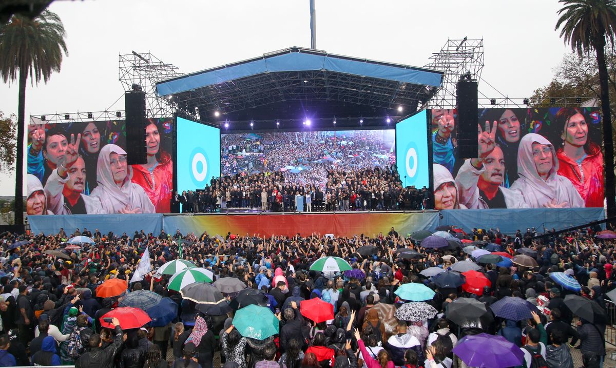 Una multitud colmó Plaza de Mayo.