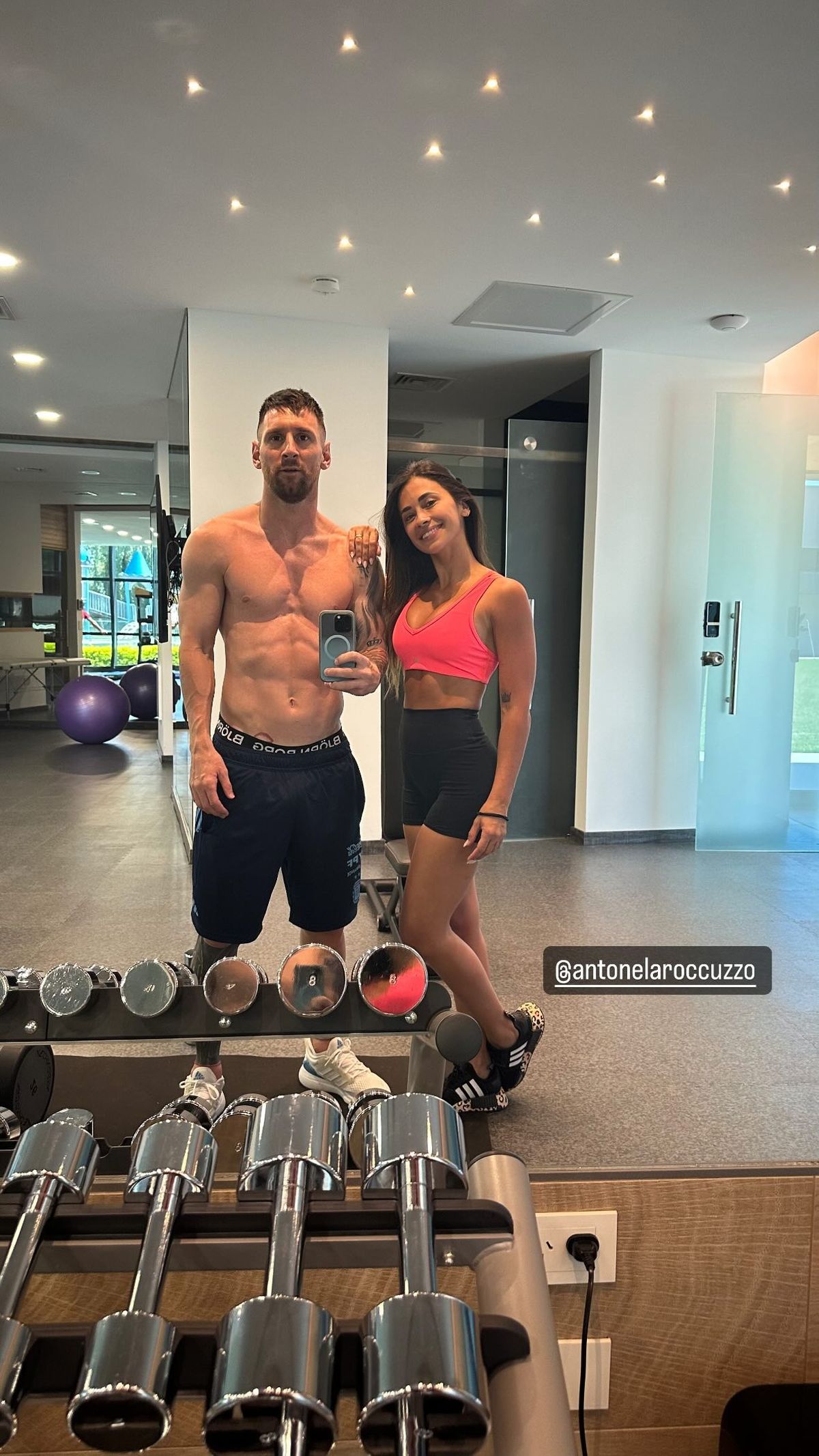 En la foto publicada por Antonela Roccuzzo, Lionel Messi luce un estado fìsico impecable a los 36 años En la foto publicada por Antonela Roccuzzo, Lionel Messi luce un estado fìsico impecable a los 36 años