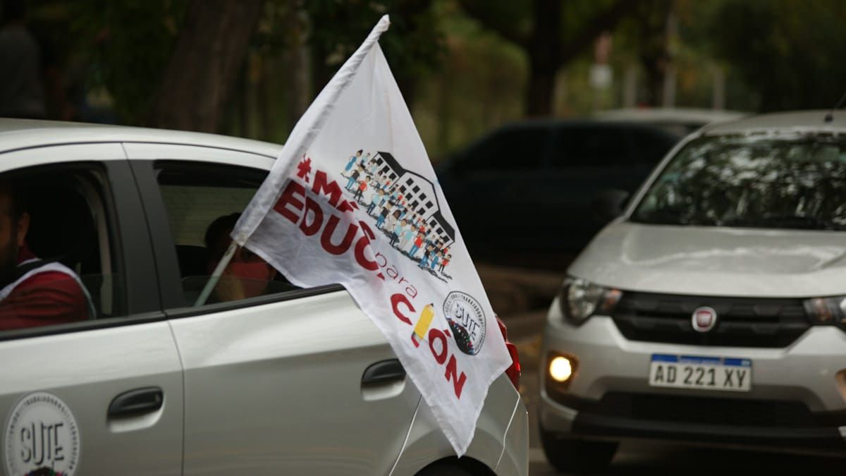 El SUTE marchó con un caravanazo a Casa de Gobierno