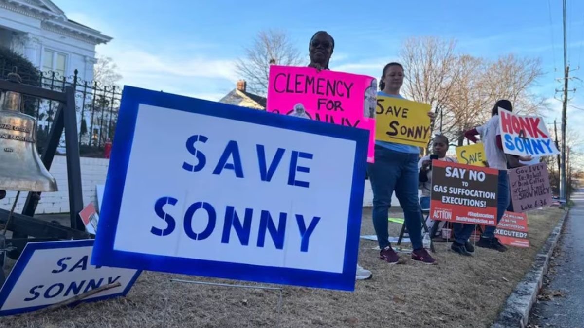 Muchas personas se reunieron frente a los tribunales de Alabama pidiendo el indulto para que 