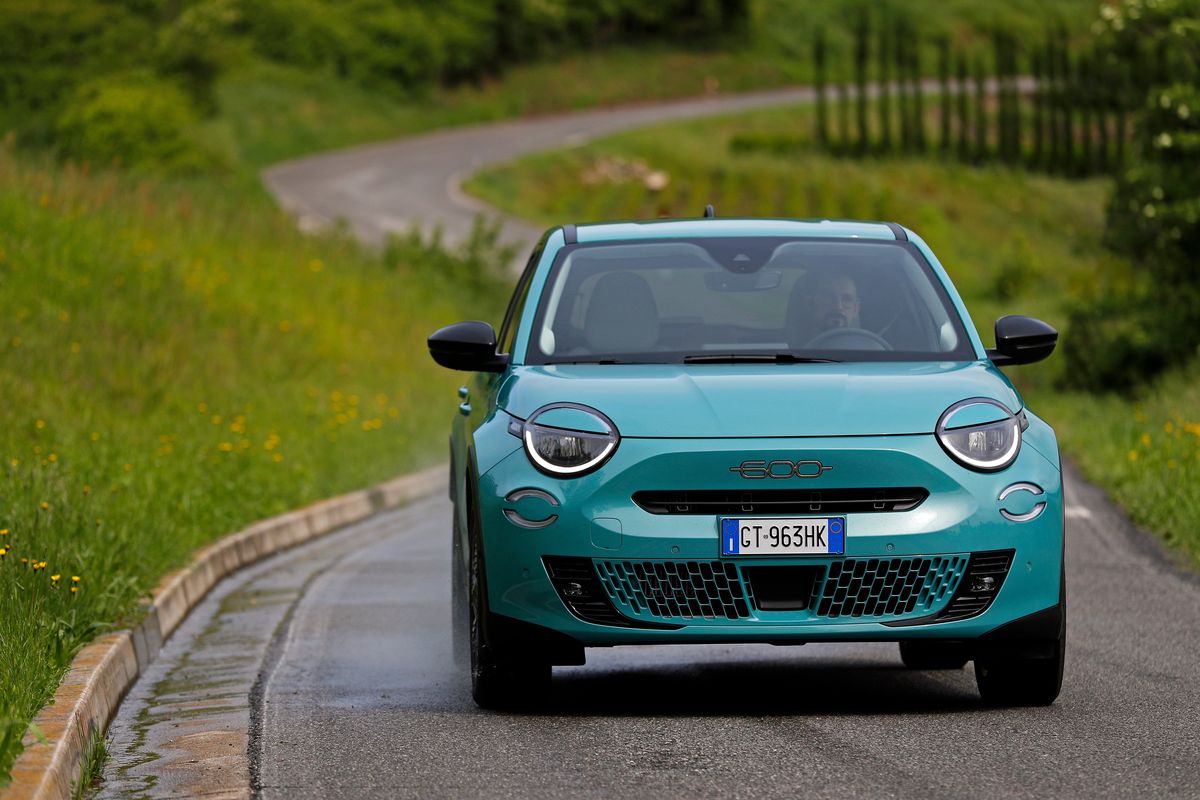 El nuevo Fiat 600 imagina un cl&aacute;sico con l&iacute;neas casi futuristas.