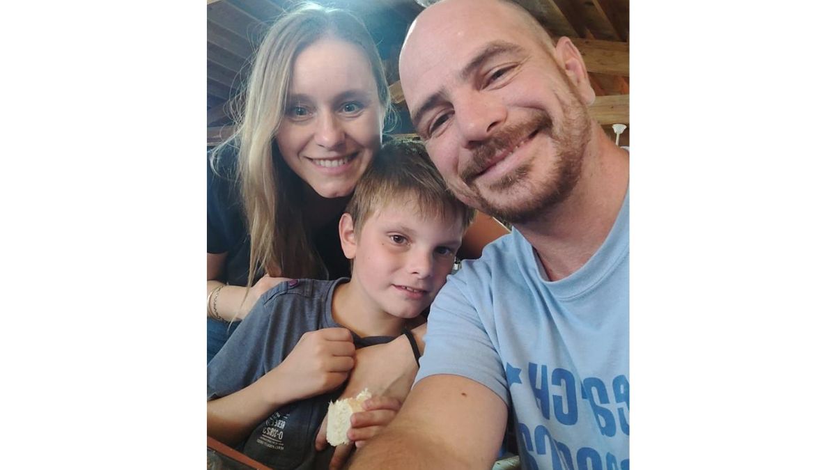 Alejo, de 12 años, con su mamá Soledad y su papá Aníbal. En La Plata diagnosticaron su autismo y el ingreso a un mundo que nadie elige: el de la discapacidad. Alejo, de 12 años, con su mamá Soledad y su papá Aníbal. En La Plata diagnosticaron su autismo y el ingreso a un mundo que nadie elige: el de la discapacidad.