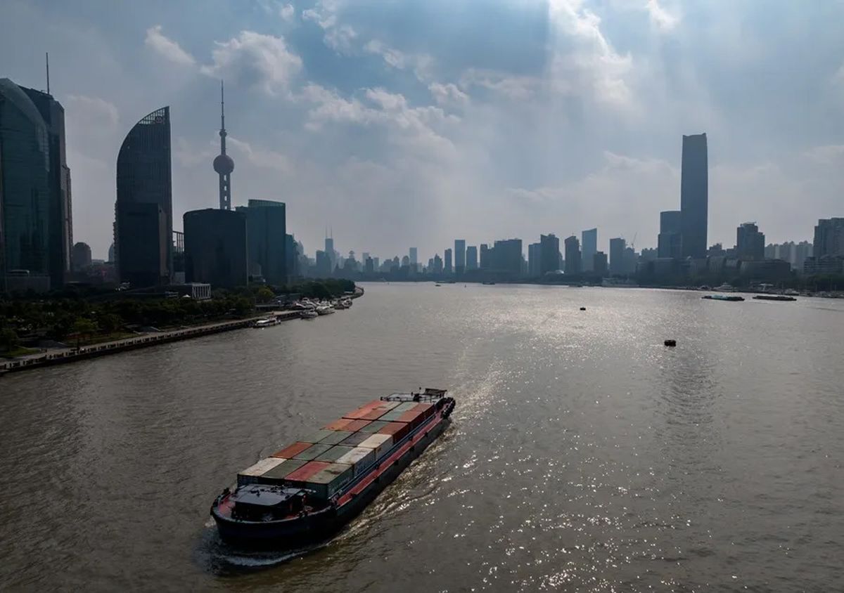 Un buque de carga navegando por el río Huangpu, en Shanghái, China (Archivo). Crédito: EFE/EPA/Alex Plavevski. Un buque de carga navegando por el río Huangpu, en Shanghái, China (Archivo). Crédito: EFE/EPA/Alex Plavevski.