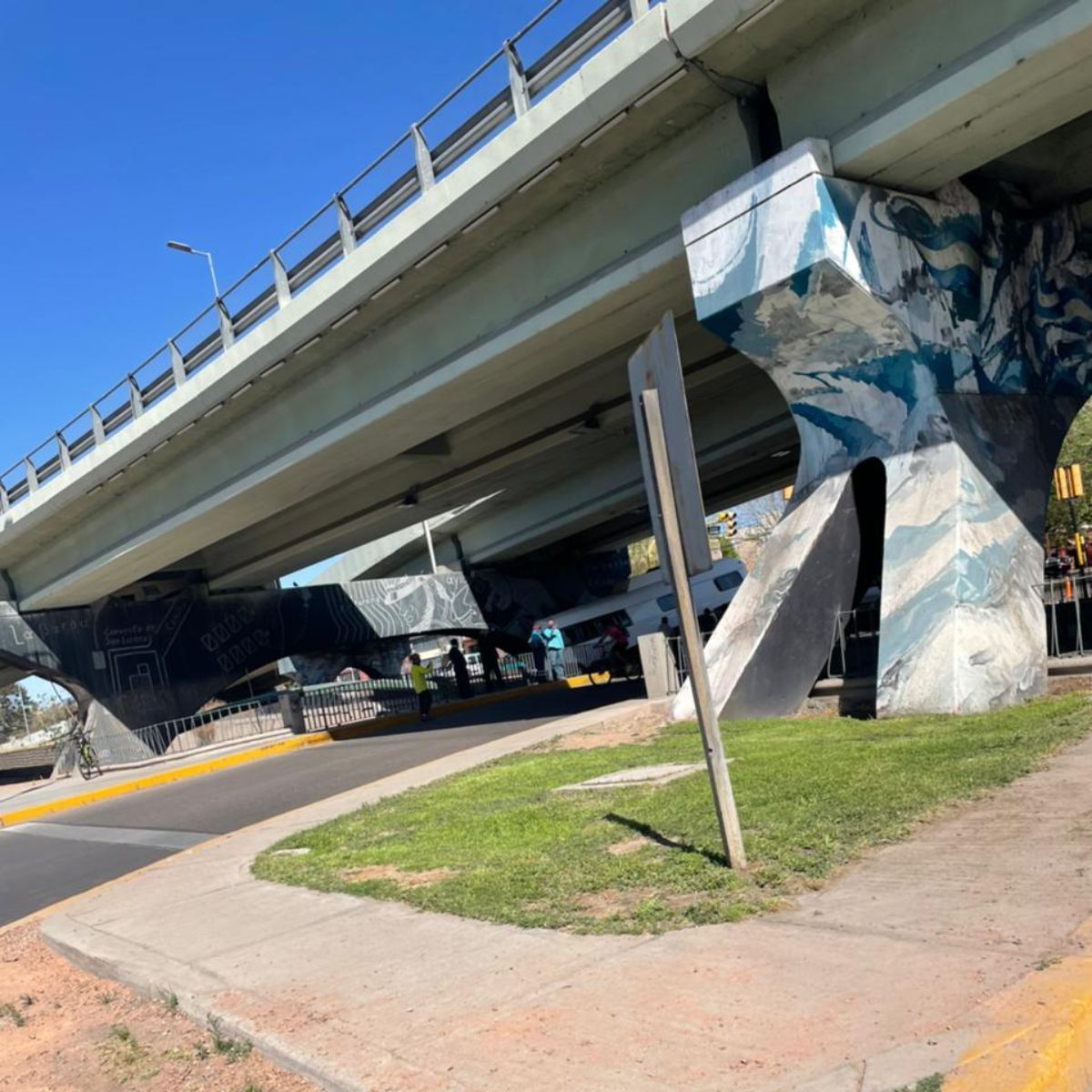 El trabajo conjunto entre personal de la Municipalidad de Capital, de Guaymallén y la Policía de Mendoza permitió minimizar las consecuencias del curioso accidente registrado en el Nudo Vial de Costanera.