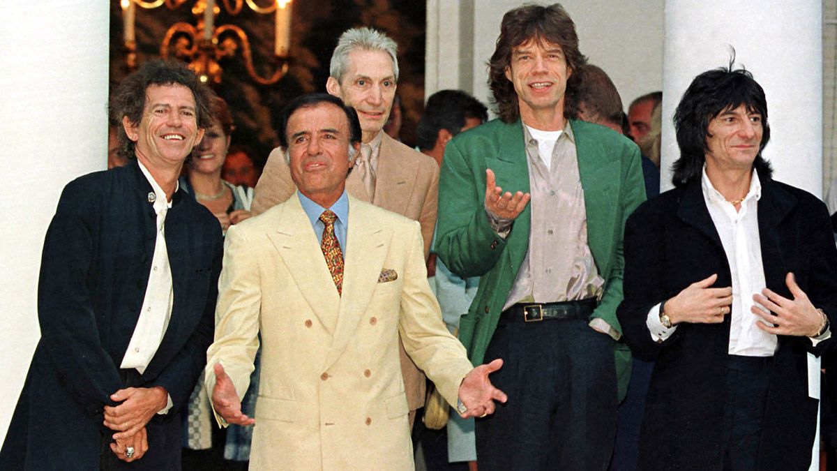 Carlos Saúl Menem junto al grupo de rock The Rolling Stones.