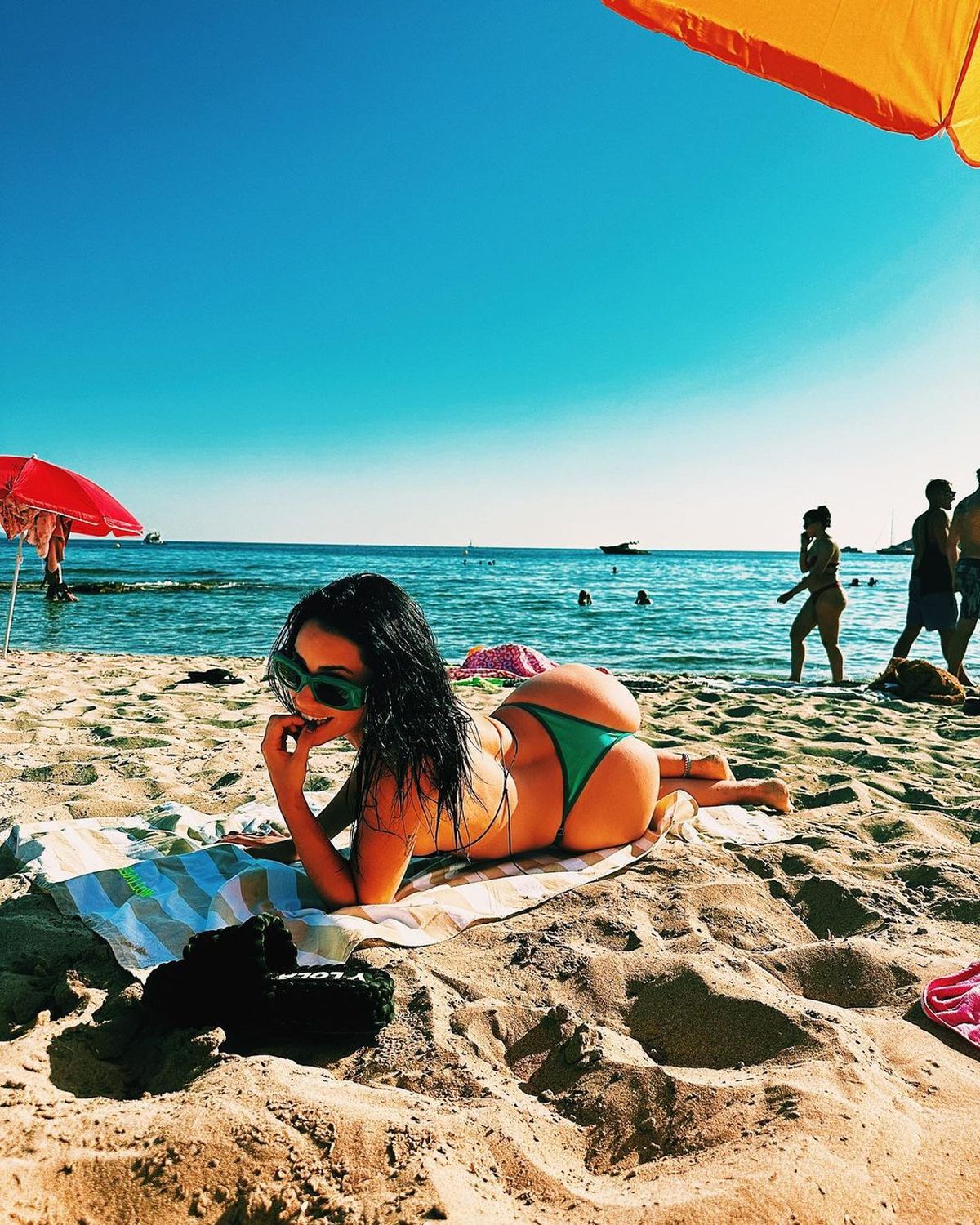 Lali Espósito toma sol en colaless bicolor y explota las playas de Ibiza