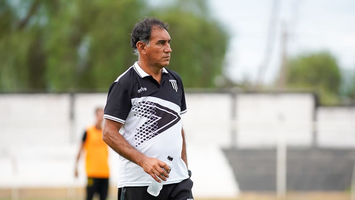 El Lechuga Alaniz disfrutó de la primera victoria del Lobo como un hincha más. El Lechuga Alaniz disfrutó de la primera victoria del Lobo como un hincha más.