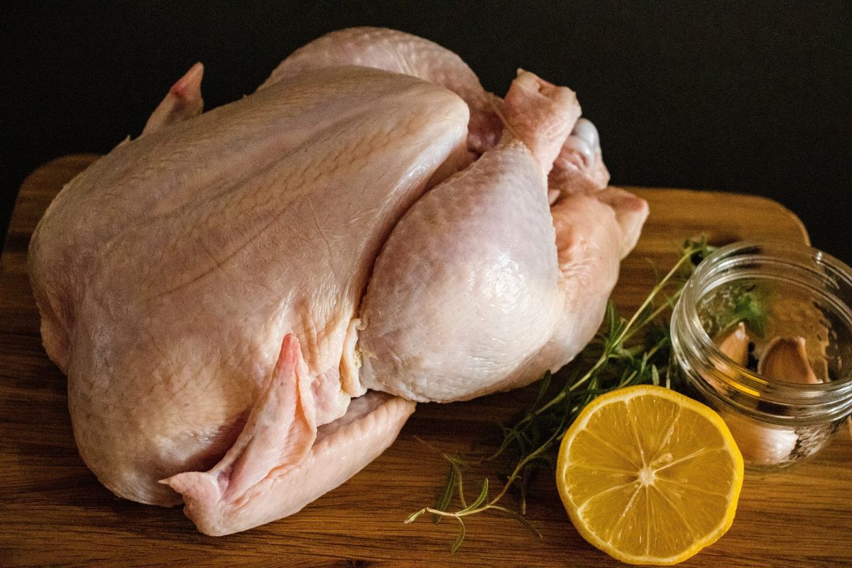 El pollo de granja es lo mejor para esta receta, ya que le aportará sabor y es más sano. El pollo de granja es lo mejor para esta receta, ya que le aportará sabor y es más sano.