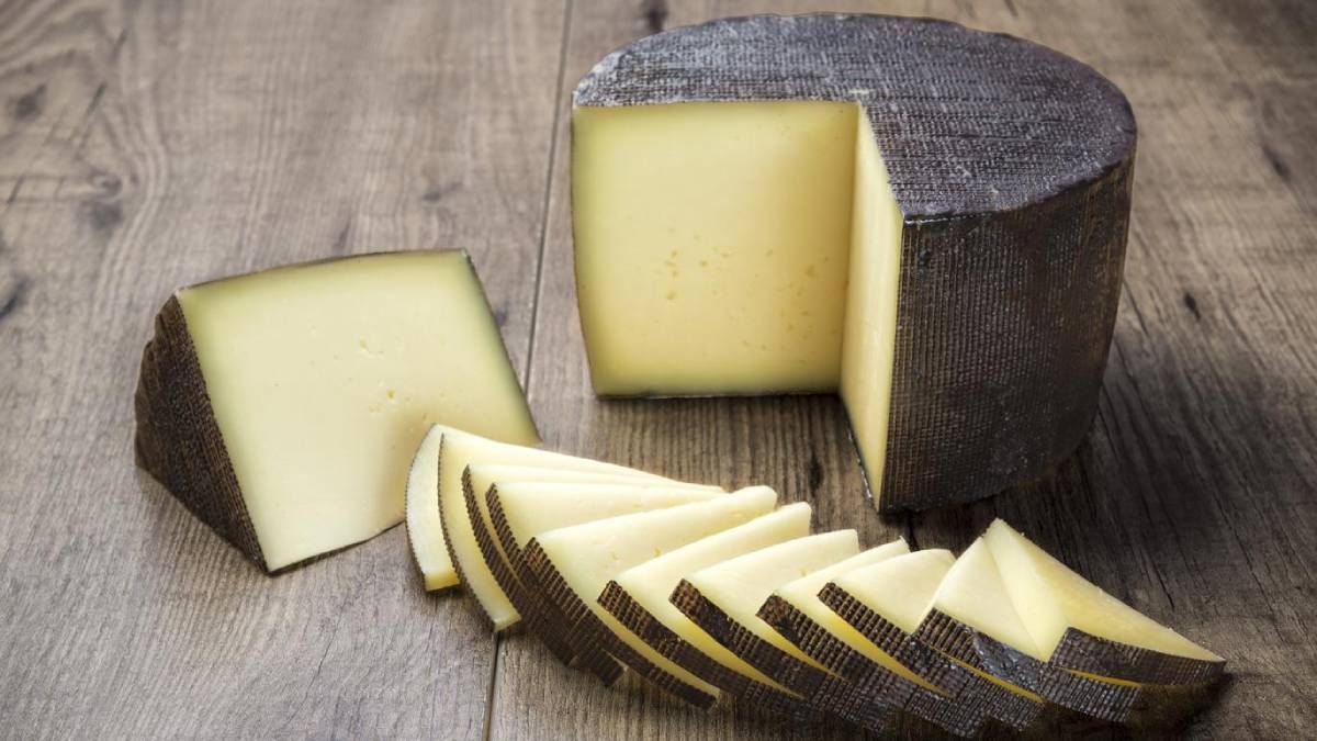 Qué pasa si una persona se come la cáscara que recubre el queso