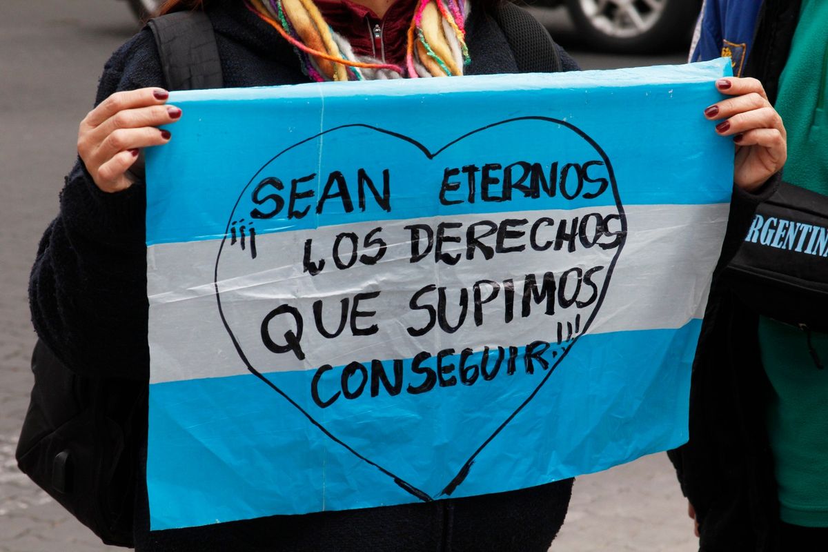 Sugerente cartel exhibido por una jubilada. Sugerente cartel exhibido por una jubilada.