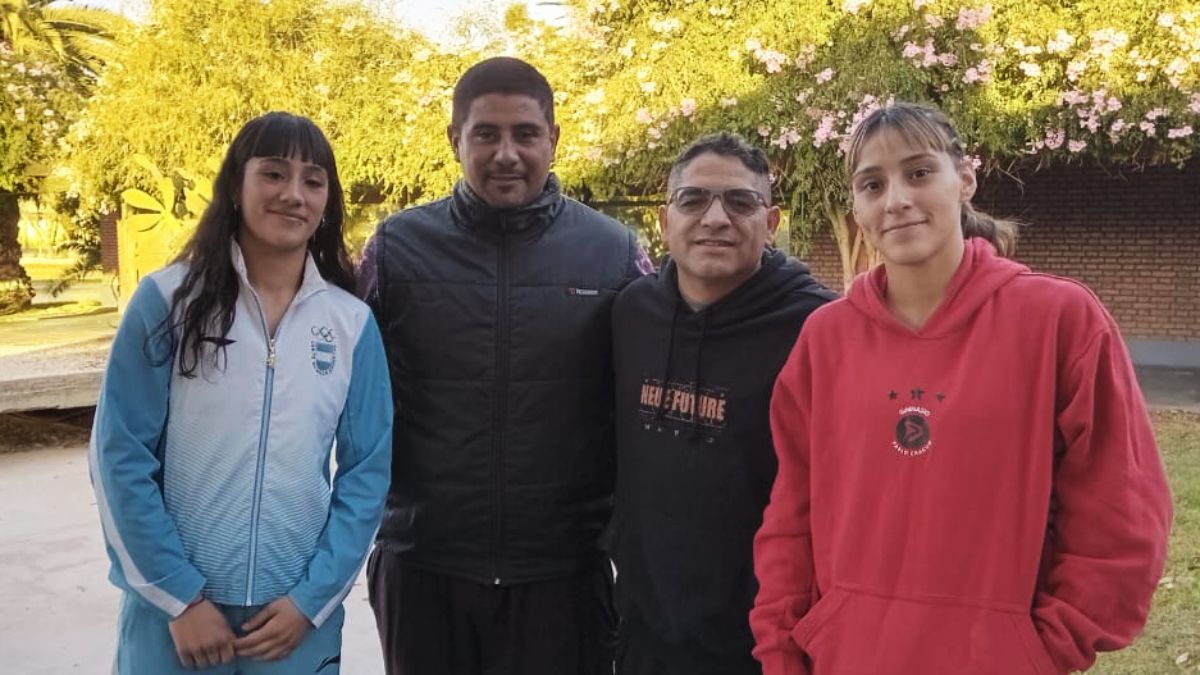 Melanie Acevedo, su papá y DT Daniel; Pablo Chacón y Delfina Arancibia: "De Las Heras para el mundo", dijeron orgullosos. Melanie Acevedo, su papá y DT Daniel; Pablo Chacón y Delfina Arancibia: "De Las Heras para el mundo", dijeron orgullosos.