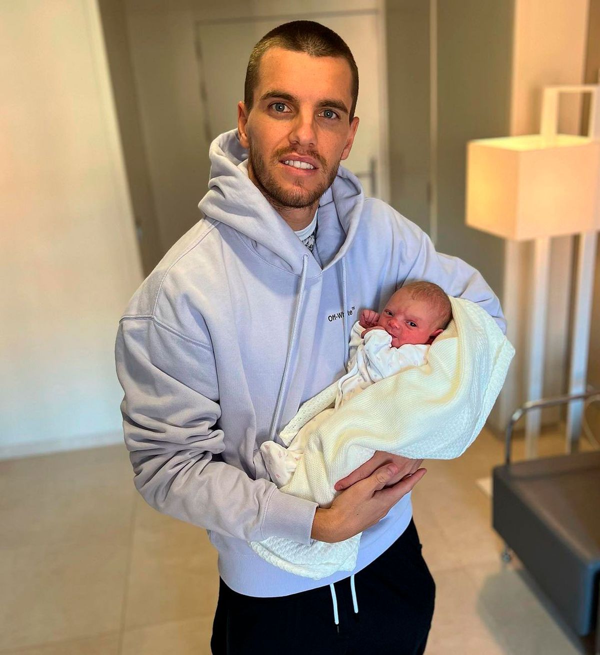 Giovani Lo Celso y su recién nacida hija.