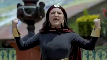 Una alcaldesa se disfraza de superheroína para combatir al coronavirus y el video se vuelve viral