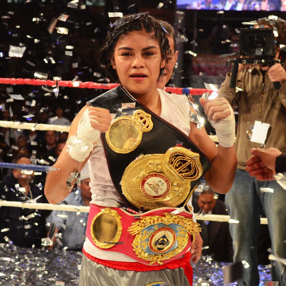 Y&eacute;sica Marcos y su doble T&iacute;tulo Mundial supergallo: de la AMB y la OMB.