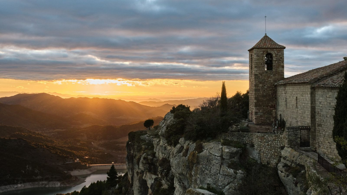 Este encantador pueblo de Cataluña se destaca por su belleza singular y un imponente mirador natural. Este encantador pueblo de Cataluña se destaca por su belleza singular y un imponente mirador natural.